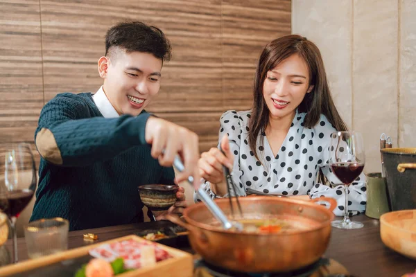 Glückliches Paar Speist Hotpot Restaurant — Stockfoto