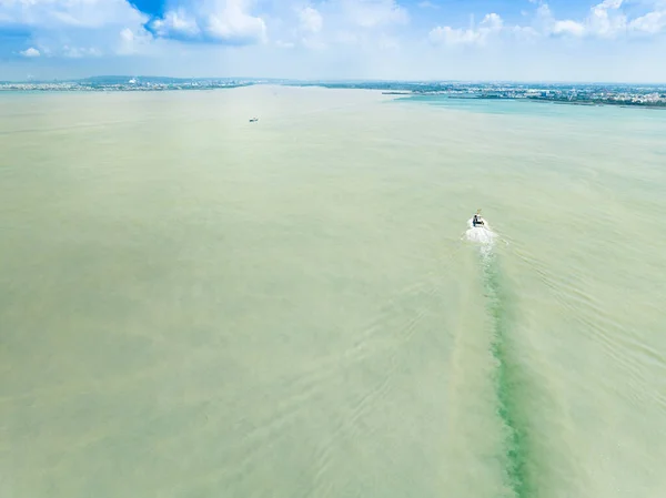 Veduta Aerea Della Macchia Oleosa Sporca Inquinamento Sul Mare Costiero Foto Stock Royalty Free