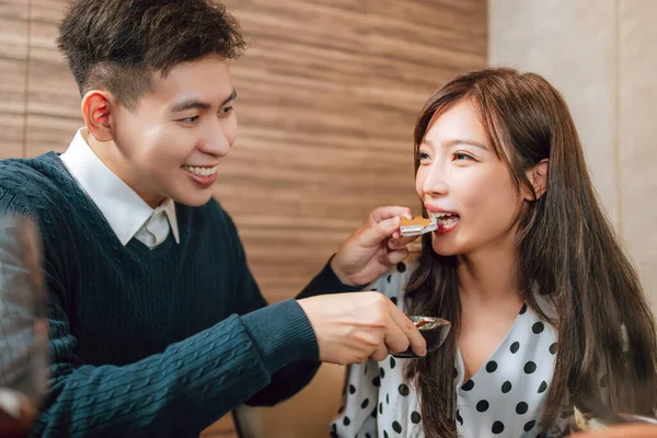 年轻的亚洲男人在餐馆里用美味的食物喂快乐的女朋友 — 图库照片