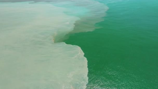 Luchtfoto Van Vuile Olieachtige Vlek Vervuiling Oceaan — Stockvideo