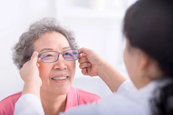 Látás Szemüveg Orvossal Beteggel Szem Egészség Szemészet Idős Orvossal Klinikán — Stock Fotó