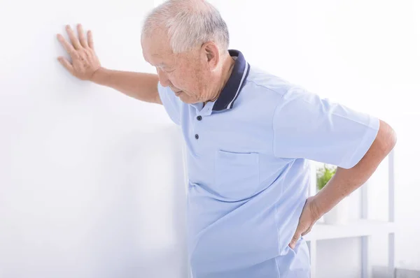 背中の痛み 腰痛に苦しんでいる成熟した男性 — ストック写真
