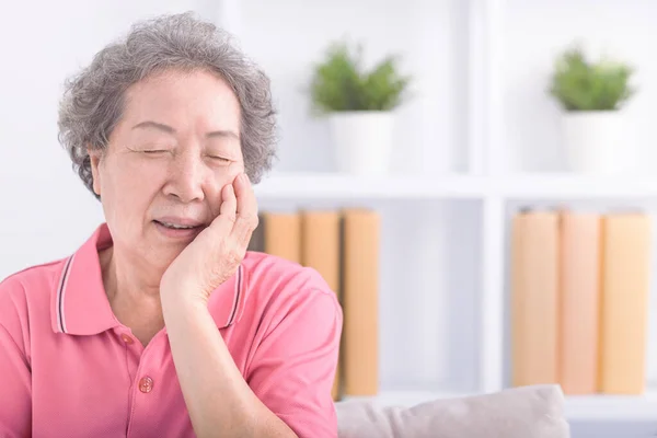 Asiatische Seniorin Mit Zahnschmerzen — Stockfoto