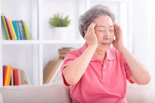 Seniorin Leidet Unter Kopfschmerzen — Stockfoto