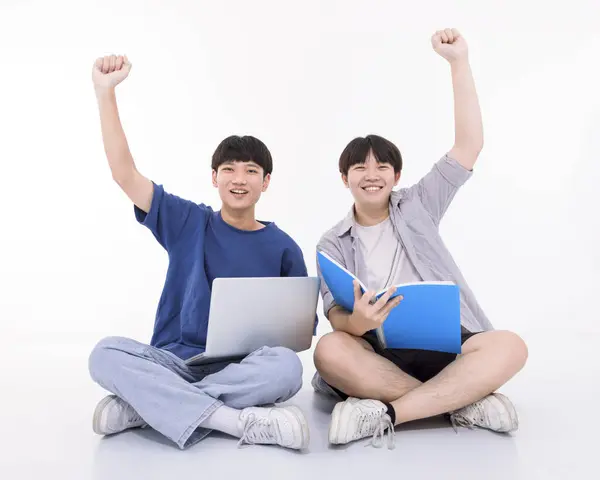 Dos Estudiantes Adolescentes Inteligentes Celebrando Puntaje Prueba Juntos — Foto de Stock