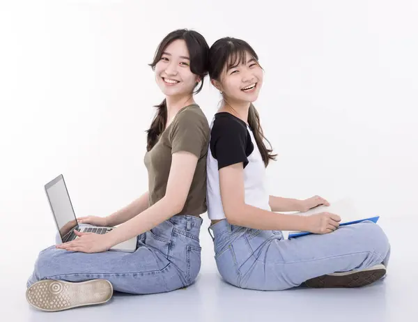 Due Intelligenti Adolescenti Studentesse Sedute Insieme — Foto Stock