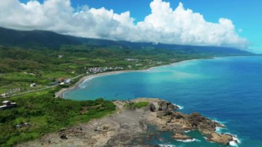 Taitung, Tayvan 'da manzaralı bir yol manzarası.