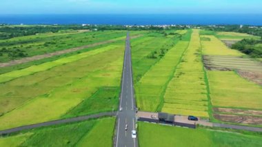 Taitung, Tayvan 'da manzaralı bir yol manzarası.