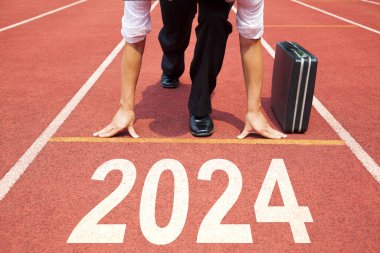 İş adamı koşmaya ve 2024 başarı konseptiyle pistte koşmaya hazır.
