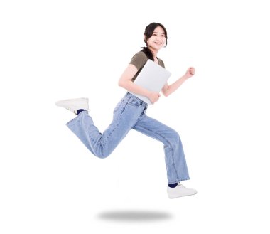 Mutlu kız öğrenci dizüstü bilgisayarı tut ve kaç t-shirt giy beyaz arka plan