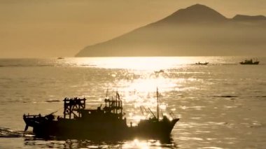 Siluet balıkçı teknesi ve güneş ışığı, Yilan, Tayvan 'da balık avı..