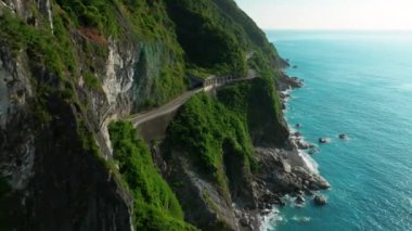 Hualien, Tayvan 'daki Suhua Otoyolu' nun havadan görünüşü.
