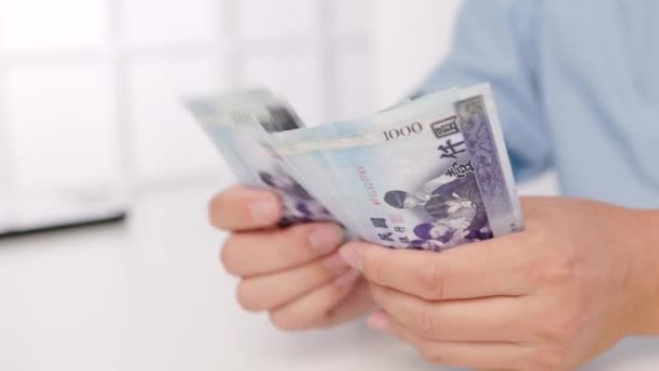 Close Mãos Masculinas Contando Uma Pilha Notas Taiwan Cem Dólares — Vídeo de Stock