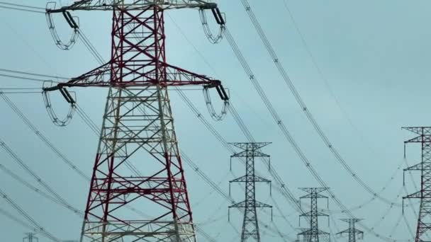 Pemandangan Udara Menara Power Line Tegangan Tinggi — Stok Video