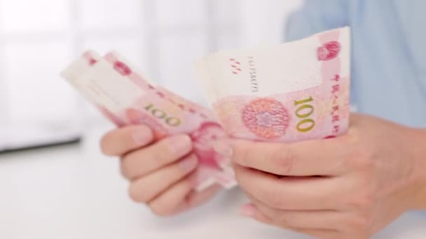 Großaufnahme Männlicher Hände Die Einen Stapel Hundert Dollar Rmb Banknoten — Stockvideo