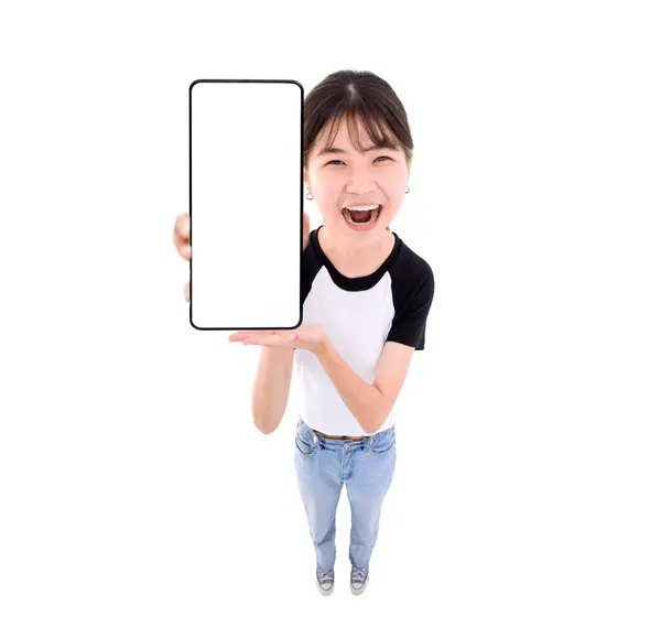 ハッピーアジアの少女が空白のスクリーンのスマートフォンのモックアップを保持 — ストック写真