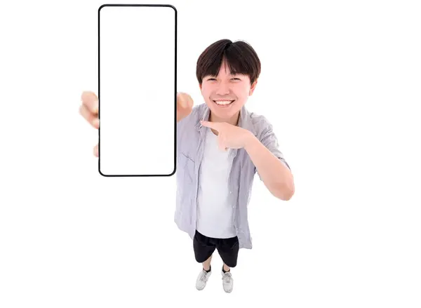 ハッピーアジアの若い男が空白のスクリーンのスマートフォンのモックアップを保持 — ストック写真
