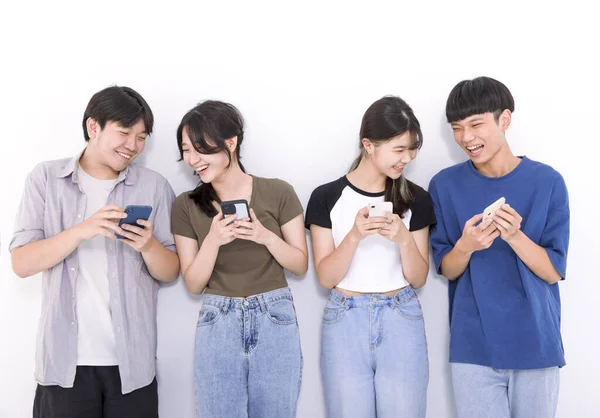 Grupo Estudantes Elegantes Usando Suporte Telefone Móvel Antes Fundo Branco Imagens Royalty-Free