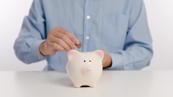 Geschäftsmann Hand Legt Geld Sparschwein Geld Sparen Und Finanzierung Planen — Stockvideo