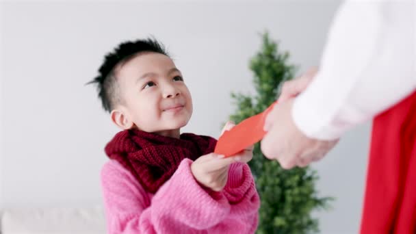 Щасливий Азіатський Маленький Хлопчик Отримує Червоний Конверт Святкує Китайський Новий — стокове відео