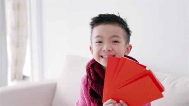 Šťastný Asijský Chlapec Ukazující Držící Červenou Obálku Happy Chinese New — Stock video