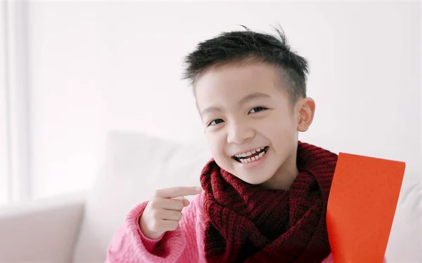 Menino Asiático Feliz Mostrando Segurando Envelope Vermelho Conceito Feliz Ano — Fotografia de Stock