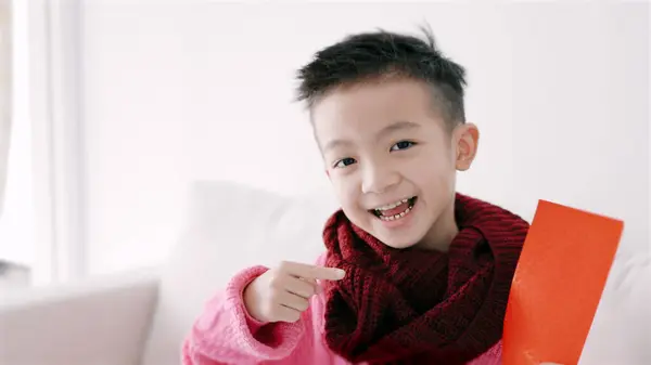 Feliz Chico Asiático Mostrando Sosteniendo Sobre Rojo Feliz Año Nuevo Imagen De Stock