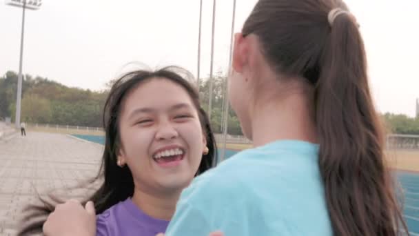 Feliz Adolescente Menina Abraçando Amigo — Vídeo de Stock
