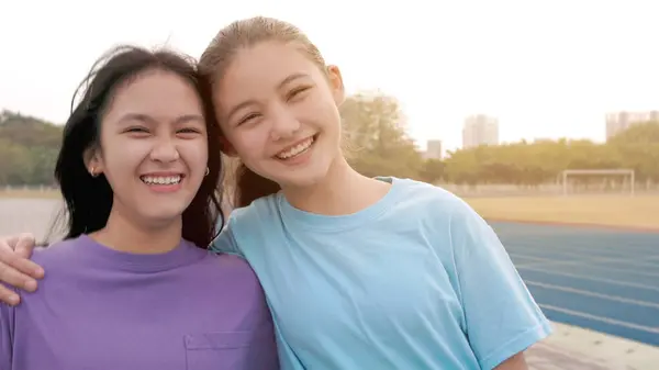 Meninas Felizes Escola Juntos Sorrindo Olhando Para Câmera Imagens Royalty-Free