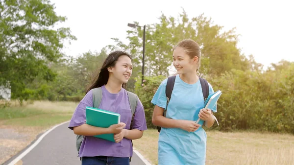 Boldog Diáklányok Járkálnak Beszélgetnek Iskolában Stock Kép