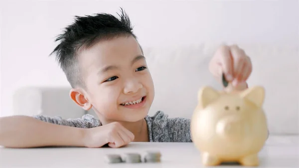 Mutlu Asyalı Çocuk Domuz Kumbarasına Bozuk Para Koyuyor — Stok fotoğraf