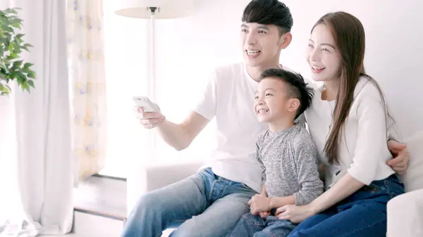 Ευτυχισμένη Ασιατική Οικογένεια Βλέποντας Τηλεόραση Μαζί Στο Hom Φωτογραφία Αρχείου