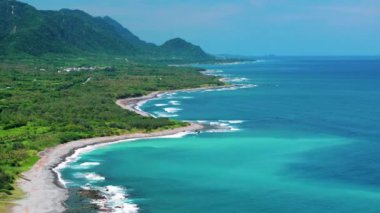 Taitung, Tayvan 'daki güzel sahil ve dağ manzarası..