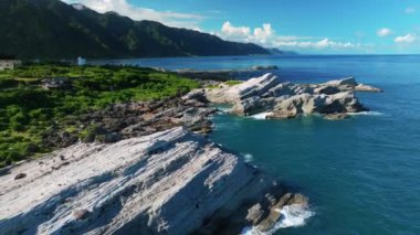 Hualien, Tayvan 'daki güzel kıyı şeridi Shihtiping' in hava manzarası.