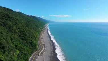 Güzel kıyı şeridi ve dağ yolunun havadan görünüşü, Güney Link Otoyolu, Tayvan.