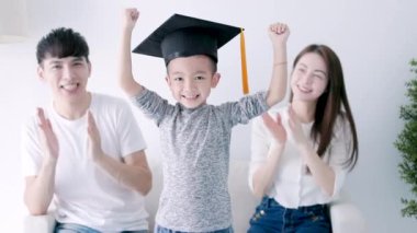 Ebeveynler çocuğu anaokulundan mezun olduğu için kutluyor, çocuklar mezun oluyor, ebeveynlerin sevgisi, çocuk mezuniyeti kavramı başarılı oluyor