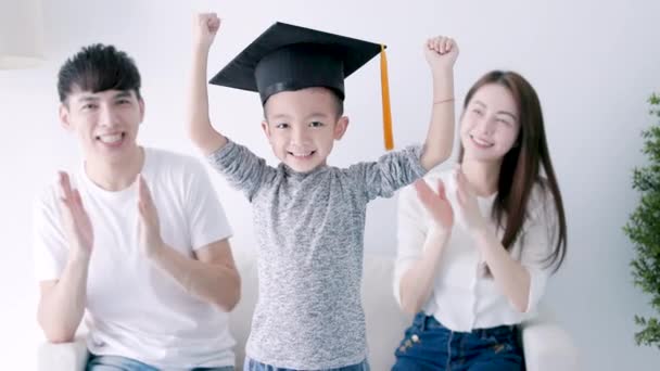 Ouder Feliciteert Kind Met Het Afstuderen Van Kleuterschool Kinderen Afgestudeerd — Stockvideo