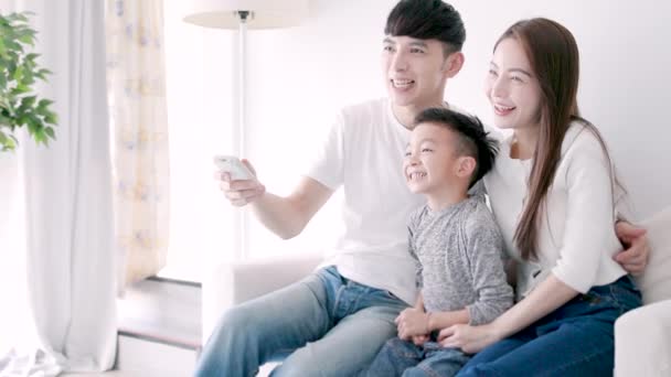 Relaxé Asiatique Famille Regarder Télévision Ensemble Maison — Video