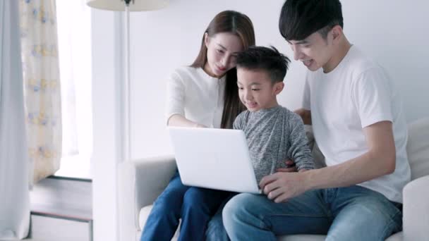 Parents Child Watching Funny Videos Using Laptop Browsing Online Streaming — стокове відео
