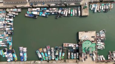Balıkçı limanındaki birçok balıkçı teknesinin havadan görüntüsü