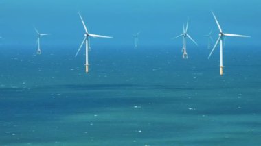 Okyanustaki Offshore Windmill çiftliğinin havadan görünüşü
