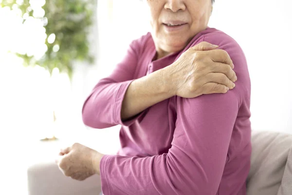 肩関節の痛み 肩の剛性または骨粗鬆症に苦しんでいるシニア女性 — ストック写真
