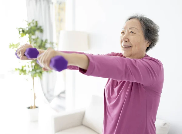 Азиатская Старшая Женщина Делает Упражнения Гантелями Помещении Стоковое Фото
