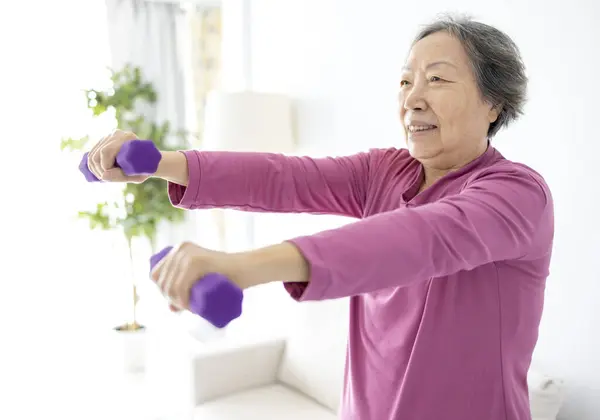 Asiatische Seniorin Macht Übungen Mit Kurzhanteln Haus — Stockfoto