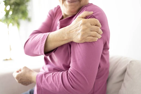 肩関節の痛み 肩の剛性または骨粗鬆症に苦しんでいるシニア女性 — ストック写真