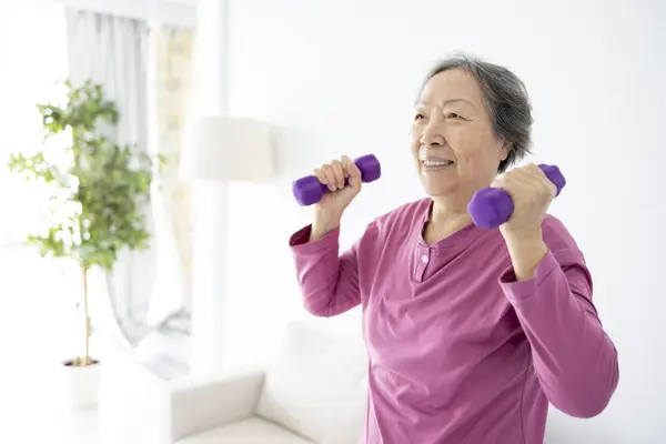 Азиатская Старшая Женщина Делает Упражнения Гантелями Помещении Лицензионные Стоковые Фото