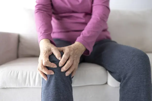 膝の痛みに苦しんでいるシニア女性 — ストック写真