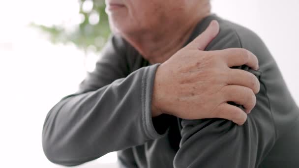 Senior Leidet Unter Schulterschmerzen — Stockvideo