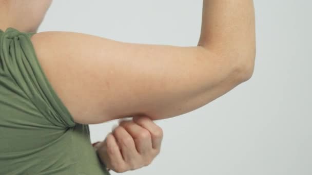 上腕と過剰脂肪をチェックする女性 — ストック動画