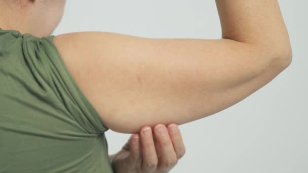 上腕と過剰脂肪をチェックする女性 — ストック動画